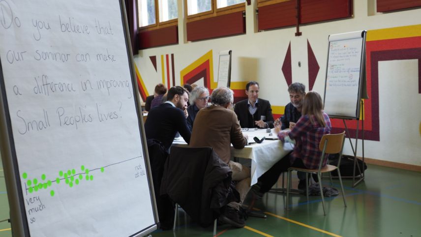 In divers lavuratoris sun gnüts discus l’eivna passada a Müstair bsögns ed instrumaints per promouver meglder cumünanzas linguistic-culturalas plü pitschnas in Europa (fotografia: David Truttmann).