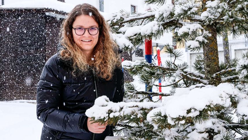 Marlies Zimmermann sammelt mit dem Verein Inclusiun Sportiva Geld, um für das Oberengadin zwei Rollstühle mit elektrischem Zugantrieb anzuschaffen, die vor Ort auch gemietet werden können. Fotos: Jon Duschletta