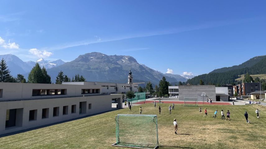 Jetzt herrscht wieder Leben auf dem Schulareal. Foto: Fadrina Hofmann