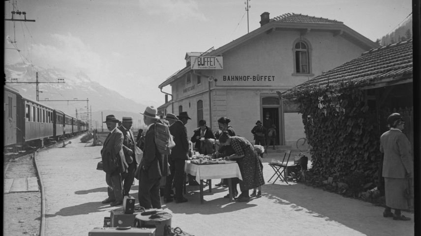 Am Bahnhof von Bever. Foto: Gustav Sommer/Kulturarchiv Oberengadin
