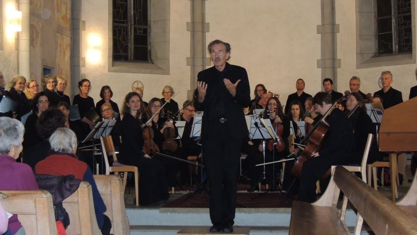 Peter Appenzeller pro seis salüd al pricipi dal concert (fotografia: Benedict Stecher