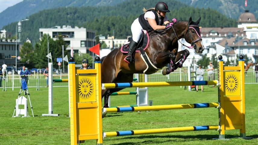 Wer 120 Zentimeter hohe Hindernisse überspringen kann wie Magdalina Wohlwend auf ARD Luster, gehört zu den geübten Turnierreitern. Foto: www.foto-waschbaer.com/Franz Berger
