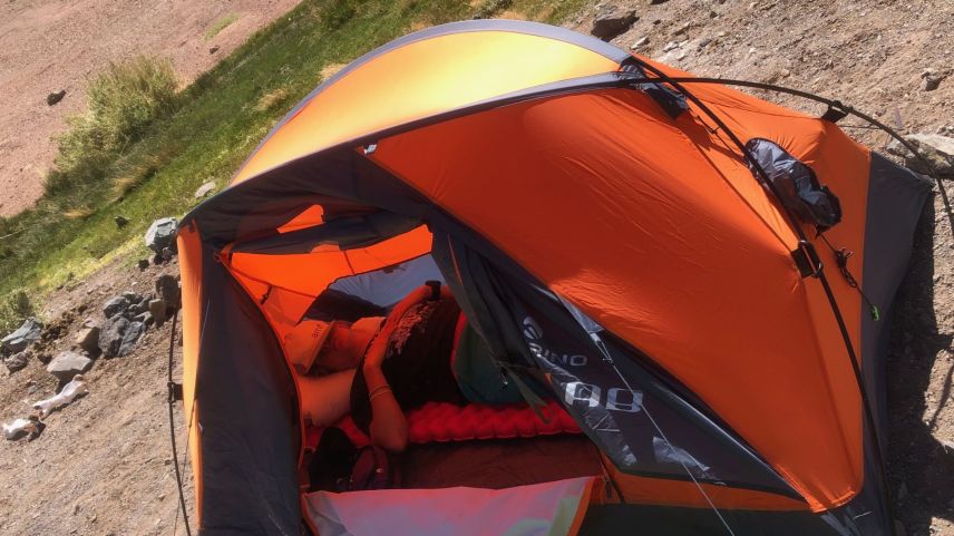 Ein dickes Kopfkissen lässt so manche Strapaze vergessen. Foto: Anne-Marie Flammersfeld, z. Vfg.