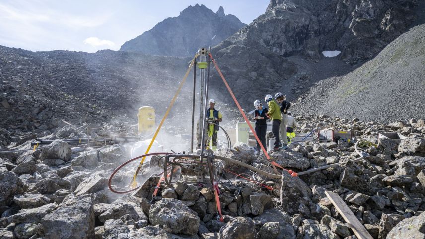 Auch für den Bohrmeister sind die fünf Borlöcher im Blockgletscher ein besonderer Auftrag. Foto: Mayk Wendt