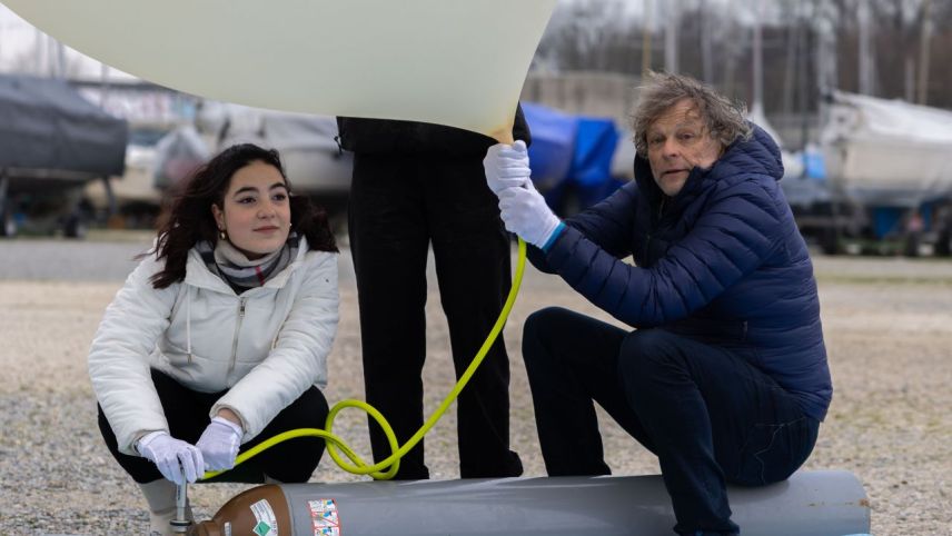 Der Ballon wird mit Helium gefüllt. 