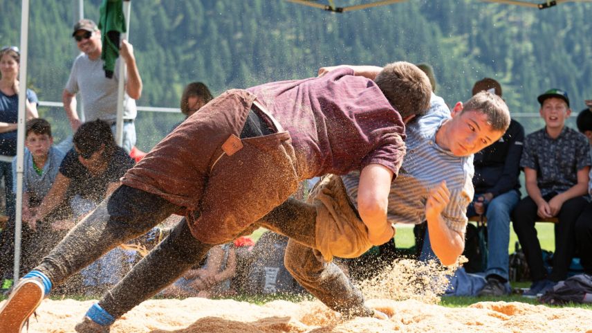 Loris Beer (blaues Hemd) aus Ftan belegt am Ende den 6. Rang. Foto: Daniel Zaugg