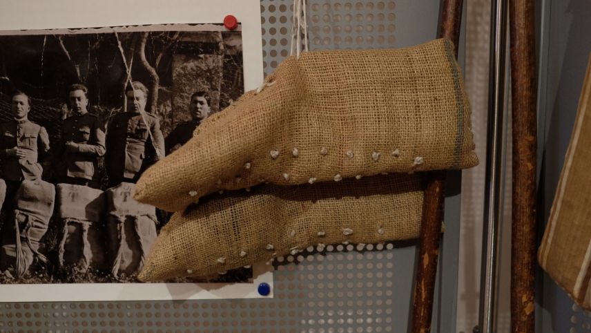 Schuhüberzüge («pedü») der Schmuggler (Winterversion mit Knöpfen an der Sohle), um Lärm beim Grenzübergang zu vermeiden.       Foto: Ruth Pola