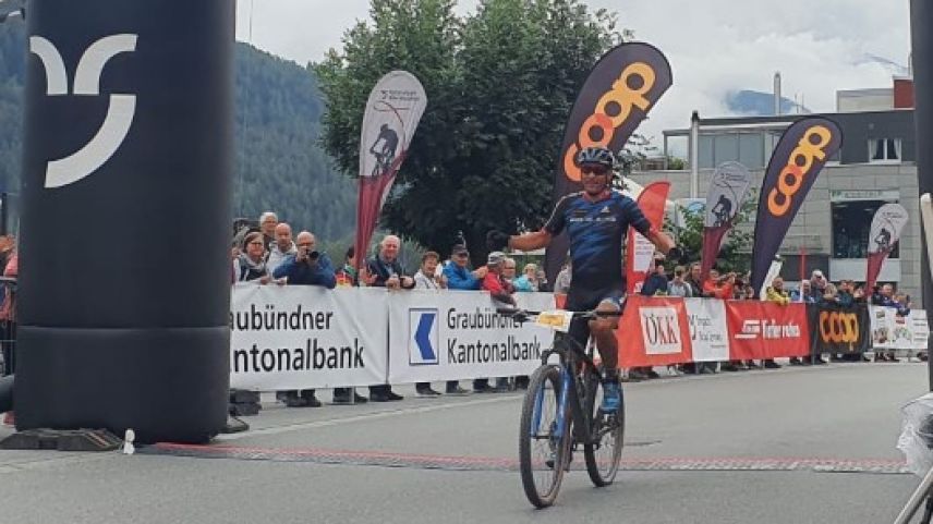 Urs Huber gewinnt die 21. Austragung des Nationalpark Bike-Marathons (Foto: Georg Luzzi/RTR). 
