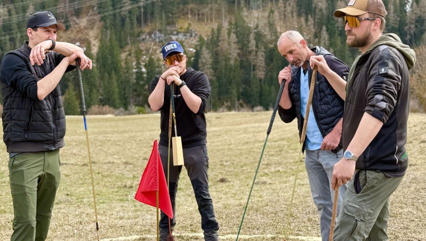 Die Männer diskutieren die Spielzüge. Foto: Fadrina Hofmann