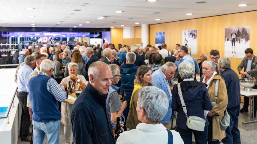 Nach der Podiumsdiskussion kommt die Baderleda beim offerierten Apéro. Foto: Jean-Marie Delnon