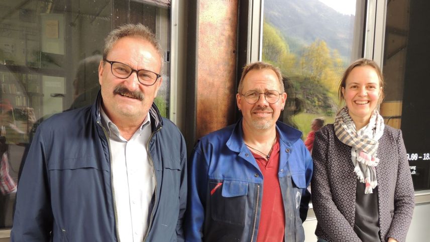 Victor Peer, Thomas Lampert e Martina Schlapbach (da schnestra) pro la surdatta dal premi d’innovaziun (fotografia: Benedict Stecher).