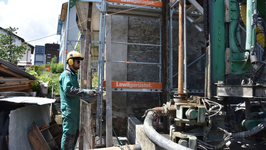 Die Bohrfirma Mathieu aus Ramosch hat sehr viel Arbeit im Engadin (Foto: Bettina Gugger).