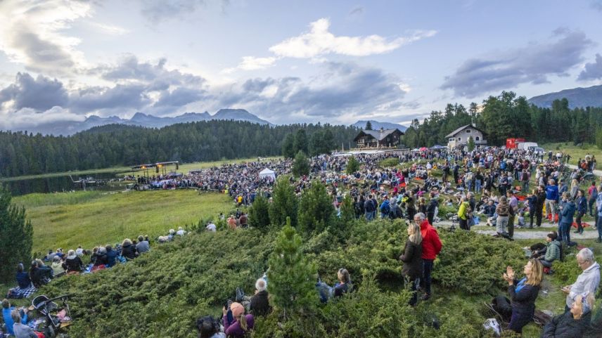 Auch im Gebüsch sitzen Zuhörerinnen und Zuhörer gemütlich. Foto: fotoswiss.com/Giancarlo Cattaneo