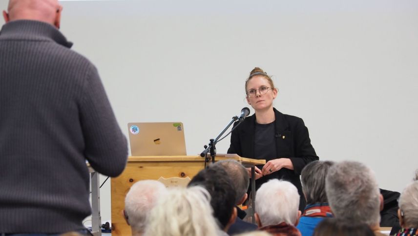 La presidenta cumünela da Bever e presidenta da la SGO, Selina Nicolay, taidla in radunanza a la dumanda dad ün votant (fotografia: David Truttmann).