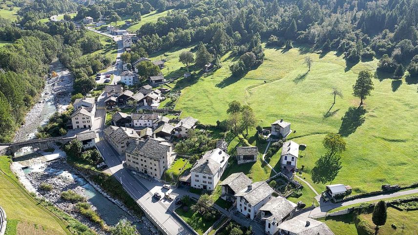 Das Dorf Stampa mit dem an der Brücke liegenden «Piz Duan» – gegenüber liegt das «Rote Haus» mit dem Atelier der Giacomettis. Foto: Laura Ceretti
