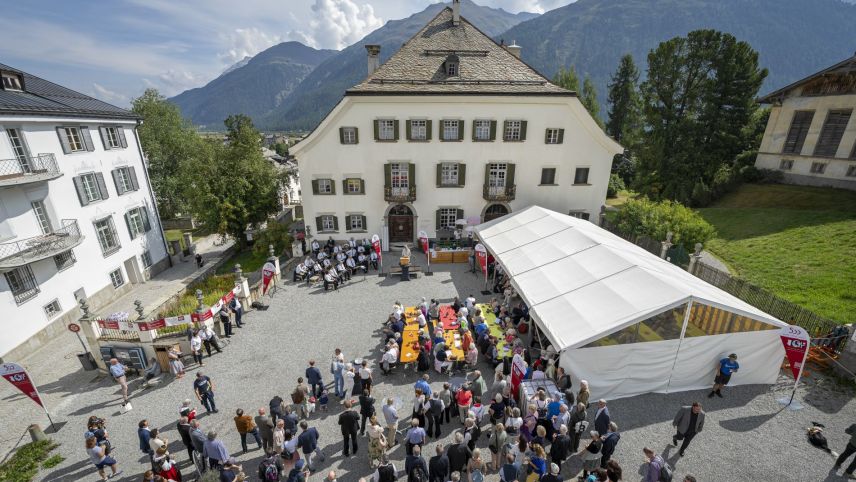 Festttagsstimmung auf dem Platz der Chesa Planta. Fotos: Yanik Bürkli
