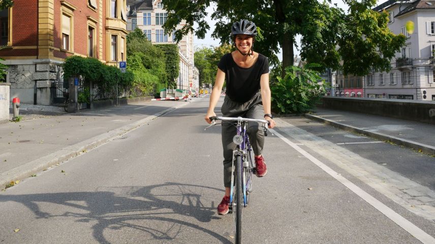 Ist gerne mit dem Velo unterwegs: Yasmine Bastug, die erste Stadt- und Landschaftsplanerin der
Gemeinde Davos.            Foto: z.Vfg