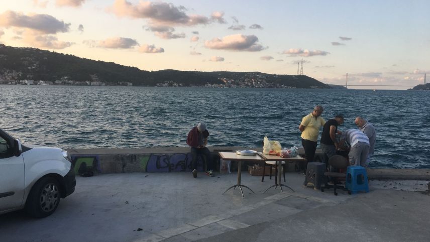 Klapptische und Plastikhocker und schon kann das Festessen am Ufer des Bosporus losgehen. Fotos: Ruth Bosshard