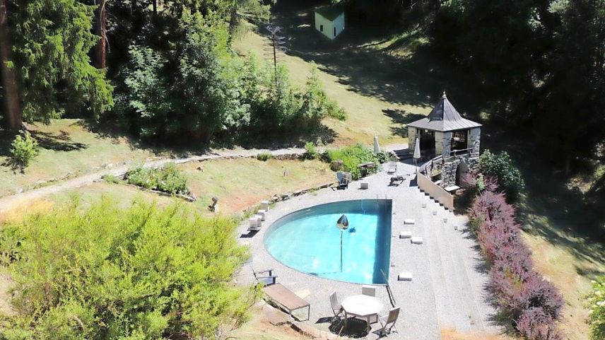 Il bogn avert cun ricover, survart la sculptura pro’l bogn avert e la punt dals asens (fotografia: Benedict Stecher).