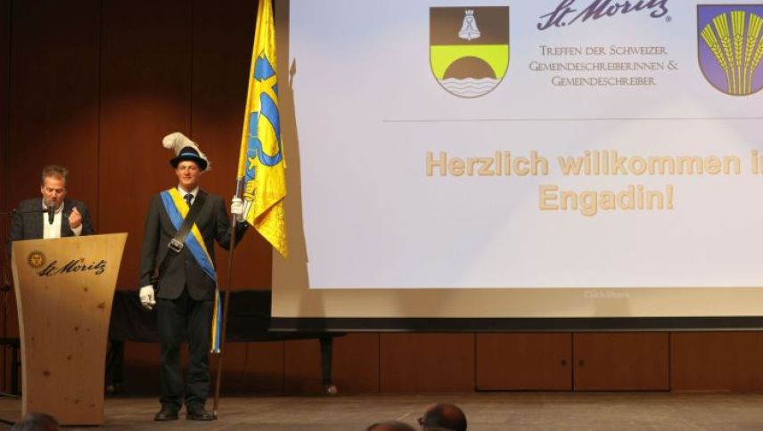 Christian Jott Jenny flankiert von Fahnenträger Roman Bischoff. Foto: Archiv EP