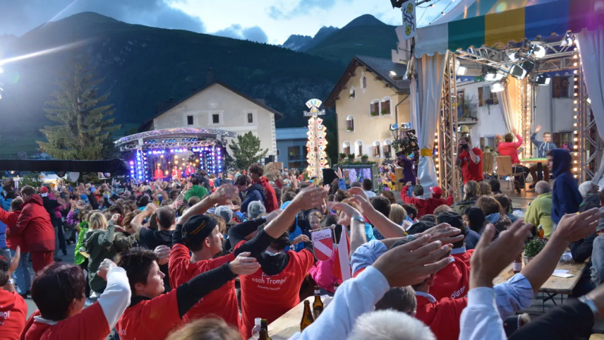 La Punt Chamues-ch d’eira fingià duos jadas la culissa pel Donnstig-Jass (fotografia: SRF)