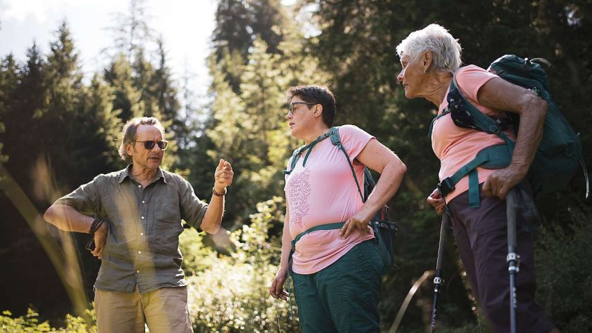 Patrick Stebler erschnuppert mit Annakatharina Ardüser und Anita Candrian die Wälder. Foto: Marco Hartmann