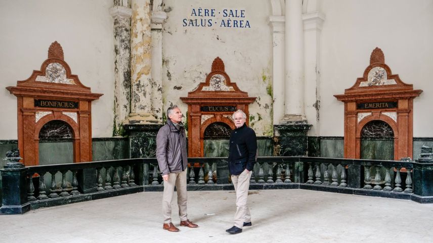 Christian Müller und Werner Reichle im Kuppelbau der Büvetta Tarasp in Scuol/Nairs. Foto: Jon Duschletta