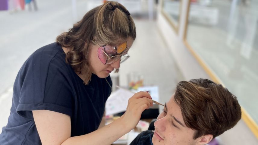 Gesichter bemalen gehört zu jedem Strassenfest. Foto: Fadrina Hofmann