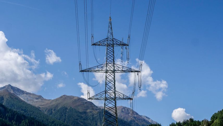 Die 380-kV-Höchstspannungsleitung der Swissgrid bei Ardez kurz vor Projektabschluss. Foto: Jon Duschletta
