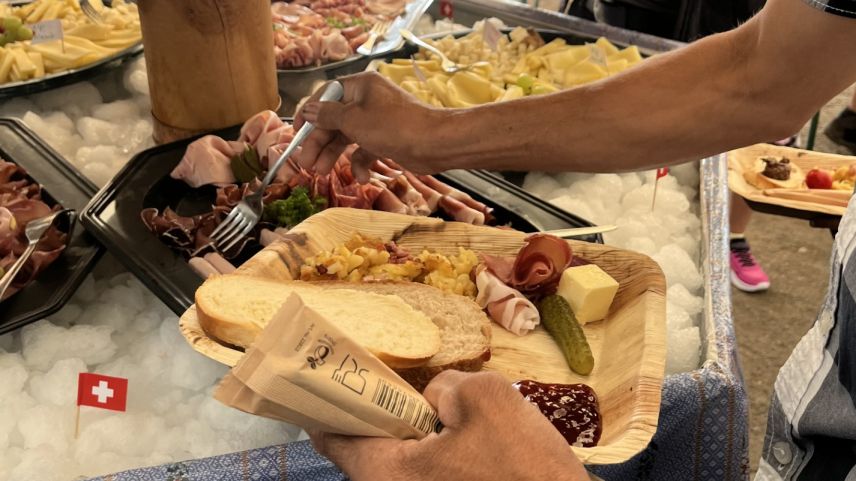 Das Buffet der River Ranch in Madulain ist eröffnet.