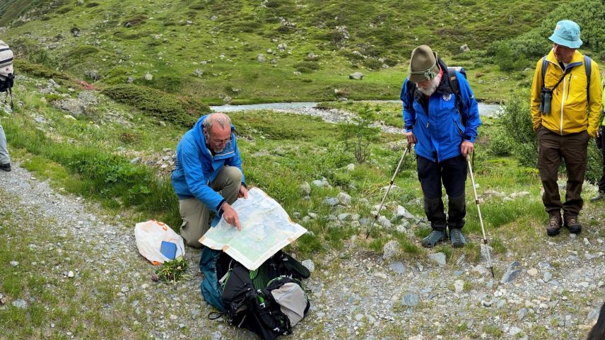 Bei der Exkursion wurde unter anderem in die Botanik des Tals eingeführt. Foto: David Jenny