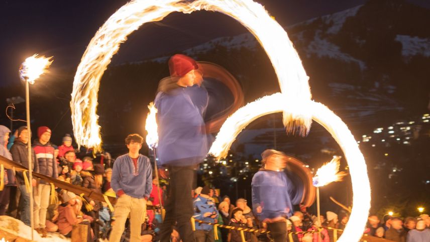 Ils uffants gronds sventuleschan las bombas e dan fö punctualmaing a las 20.00 a l’Hom Strom da Scuol (fotografia: Dominik Täuber).