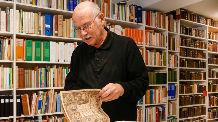 Gion Tscharner es stat l’iniziant principal dals nouvs dicziunaris vallader e puter e vain undrà cul Premi SRG.R. 	fotografia: Jon Duschletta
