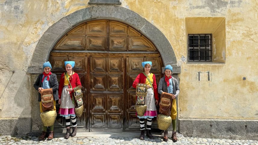 Chiara und Luisa spielen Flurina, Ambra und Jöri sind Uorsin. Foto: Fadrina Hofmann