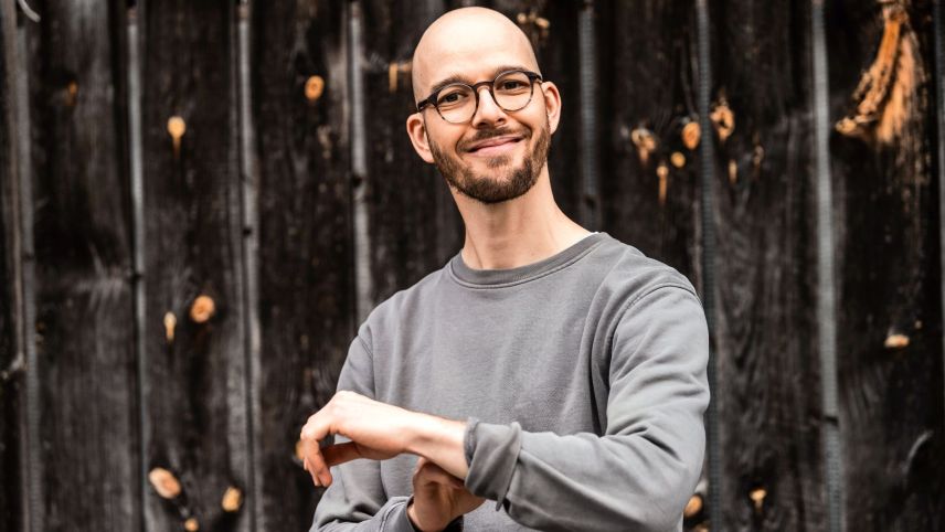 Simon Steiner viva per la musica ed el s’ingascha sco percussiunist professiunal in plüssas fuormaziuns (fotografia: mad).