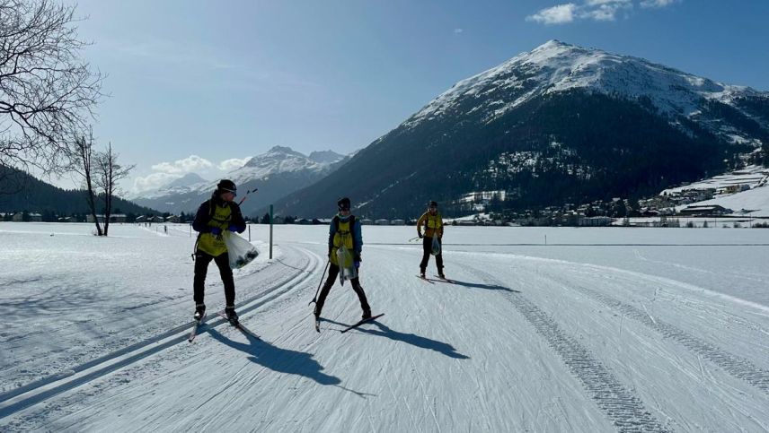 Im Team unterwegs mit Greifzange und Müllsack. Das Cleanup Hero-Team auf dem Abschnitt von La Punt nach S-chanf. Foto: Monika Giovanoli