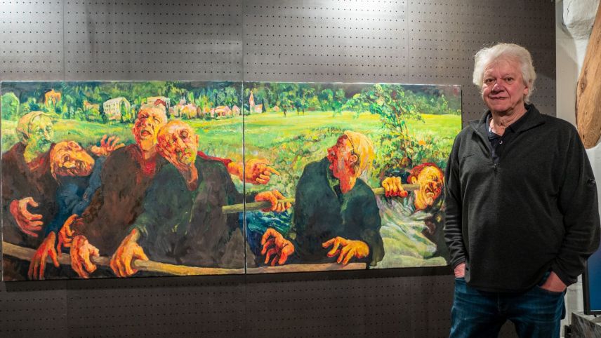 Bruno Ritter mit seinem neuen Werk: «Blinde». Foto: Jon Duschletta