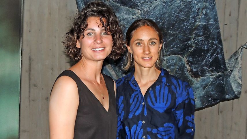 Las duos artistas Juliette Chrétien e Coralie Wipf (da schnestra) expuonan i’l Nairs Lab (fotografia: Benedict Stecher).