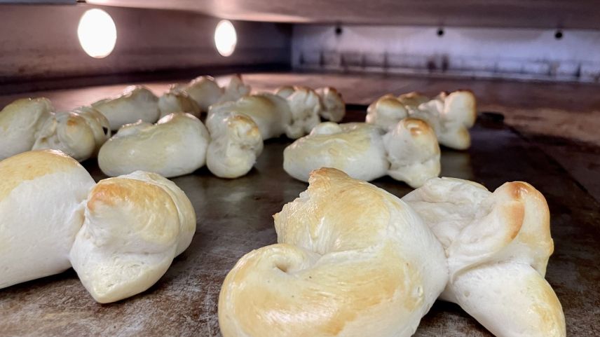 Ab in den Ofen mit den Zopfhäschen.  Foto: Fadrina Hofmann