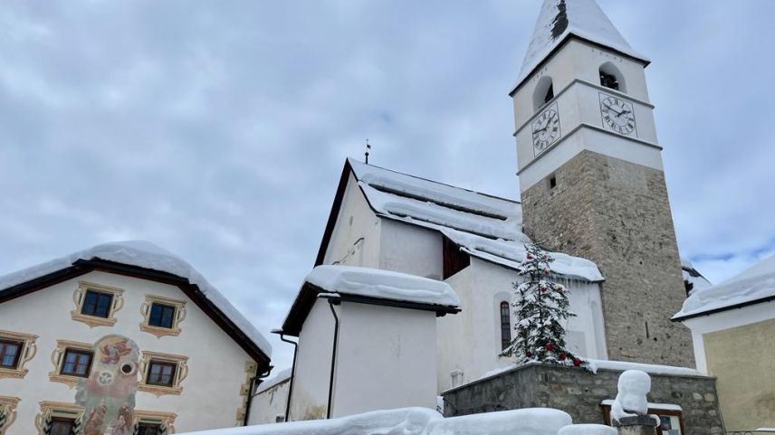 In dumengia ha gnü lö la prüma predgia refuormada illa baselgia catolica da Tarasp (fotografia: Fadrina Hofmann).