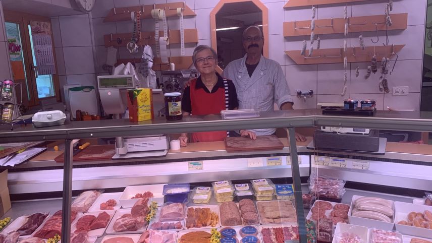 Haben während fast vierzig Jahren die Dorf- und Talmetzg in Vicosoprano geführt: Giannina und Renato Chiesa.            Foto: z.Vfg