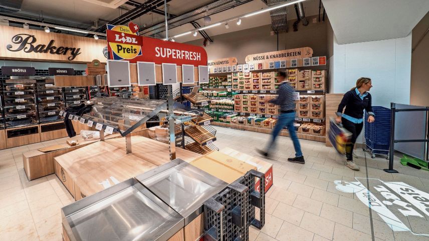 Holz-Vertäfelungen aus Linde sind zu finden. 