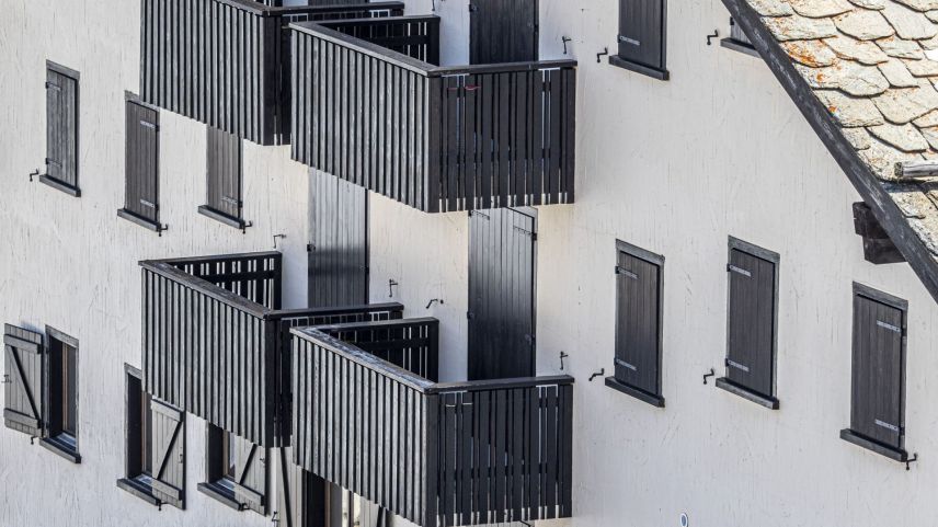 Dieses Bild soll der Vergangenheit angehören: Geschlossene Fensterläden über eine lange Zeit im Jahr, während Einheimische verzweifelt nach Wohnungen suchen. Foto: Daniel Zaugg