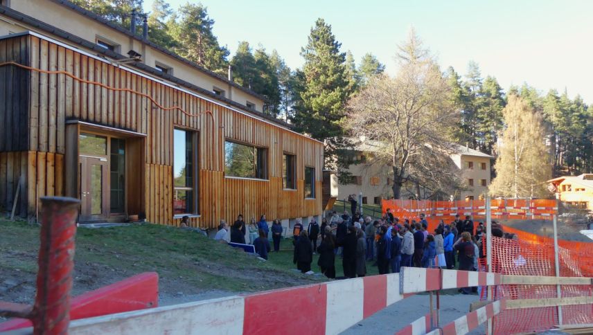 Üna fuolla d’interessats ha festagià insembel culs respunsabels la prüma badigliada da la modernisaziun da la scoula speciala ad Avrona sur Scuol. fotografia: Dario Müller