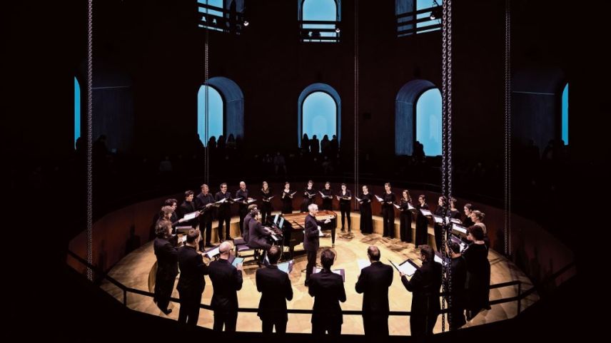 Das Origen Vocal Ensemble unter der Leitung von Clau Scherrer im Julierturm.