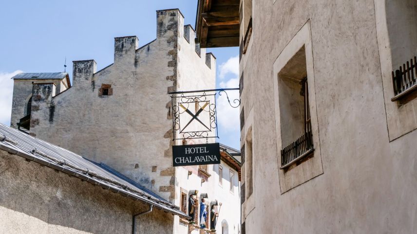 Hotel Chasa Chalavaina und das naheliegende Kloster St. Johann. Foto: Jon Duschletta