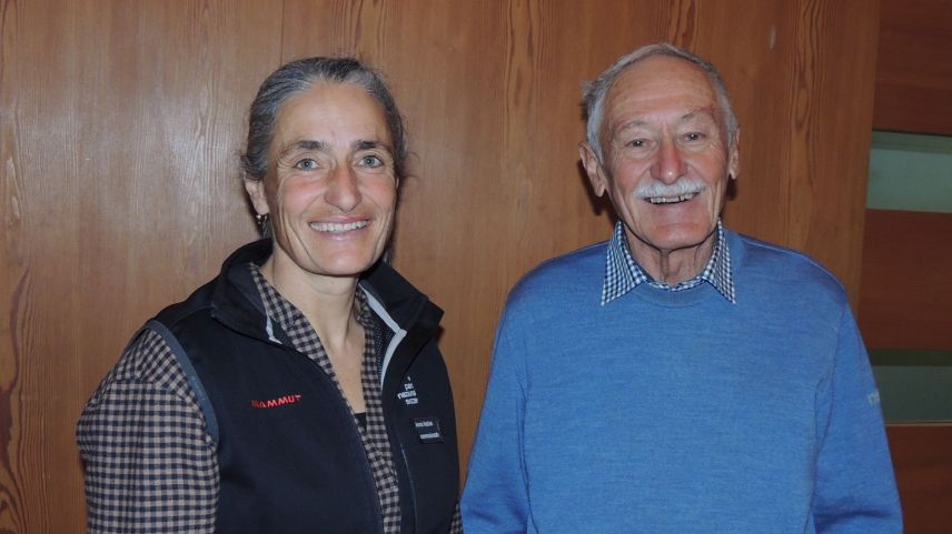 La referenta Anna Mathis cul president da la Chasa Fliana a Lavin Padruot Fried (fotografia: Benedict Stecher). 