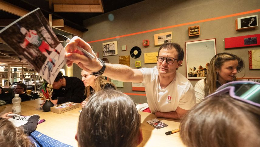 Parasportler Luca Tavasci bei der Autogrammstunde. Foto: Jon Duschletta