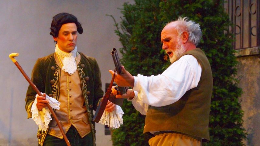 Joos Risch, oriund da Sta. Maria (a dretta), in acziun pel toc «Der Rehbock» dürant il «Frech», il gö al liber dal 2014,  a Cuoira (fotografia: Evelyn Riedi).