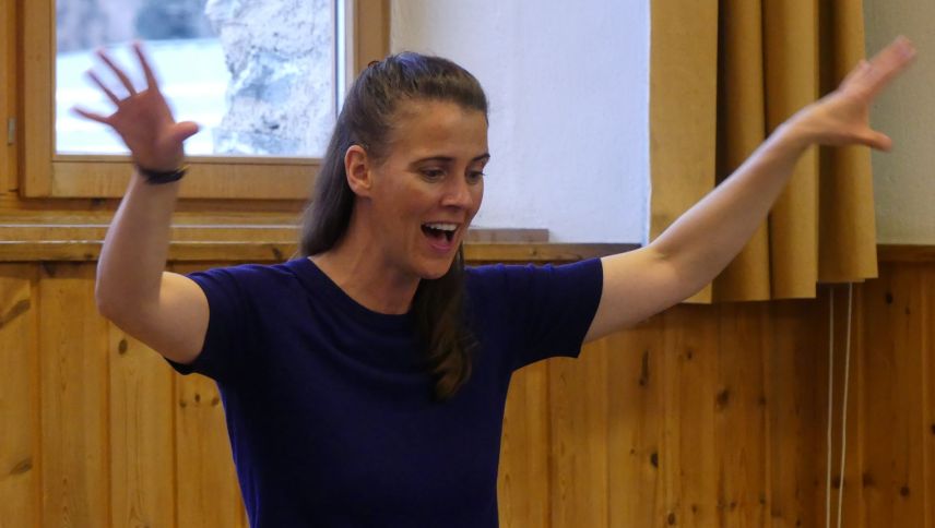 «Chantar es sport!» e diriger eir – Nina Mayer cun corp ed orma vi dal filar amo las ultimas finezzas (fotografia: Dario Müller).